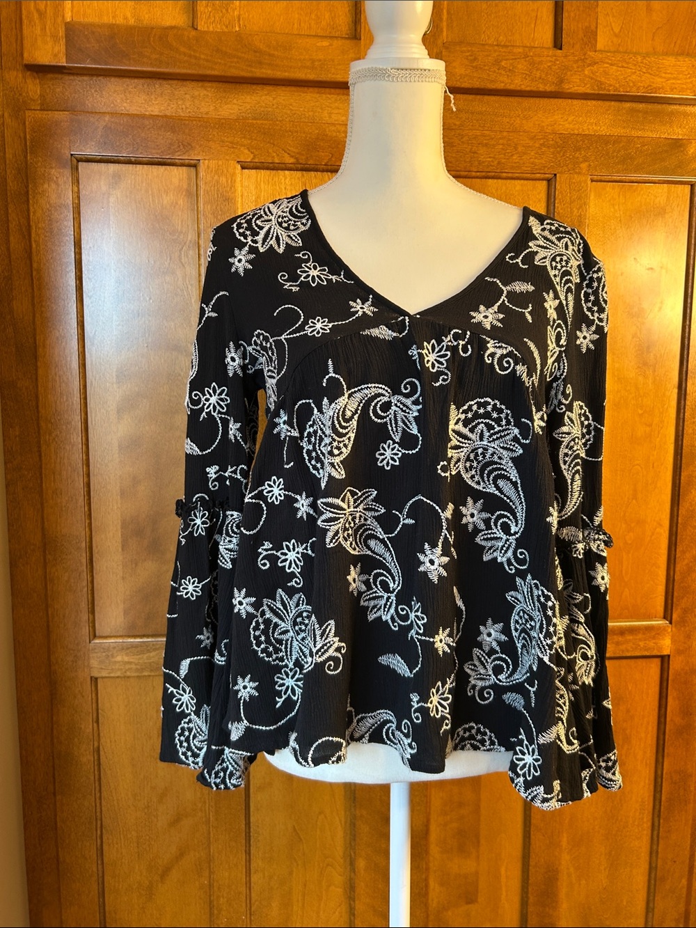 Altar'd State Embroidered Bell Sleeve Boho Blk Wht Top Tie-Back Neckline. Sz XS
